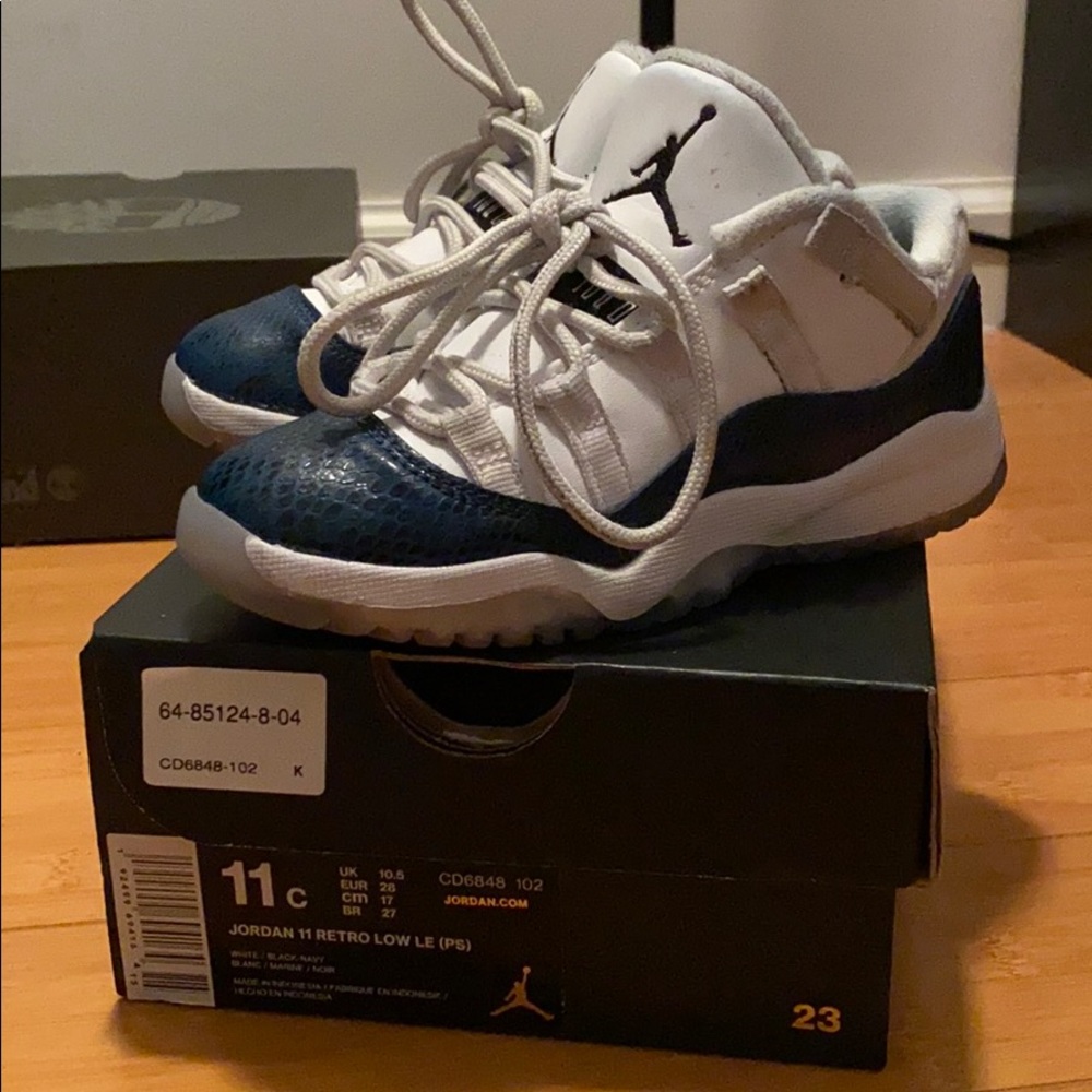 Jordan retro 11 white and blue snakeskin size 11c
